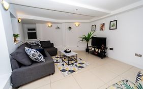 Spacious Flat With Patio & Parking In City Centre