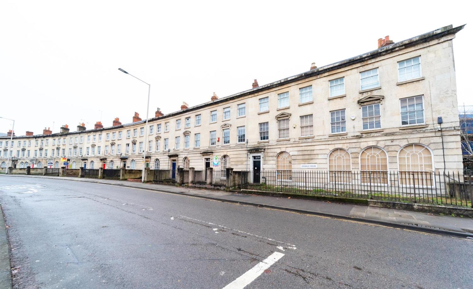 Spacious Flat With Patio & Parking In City Centre Reading Exterior photo