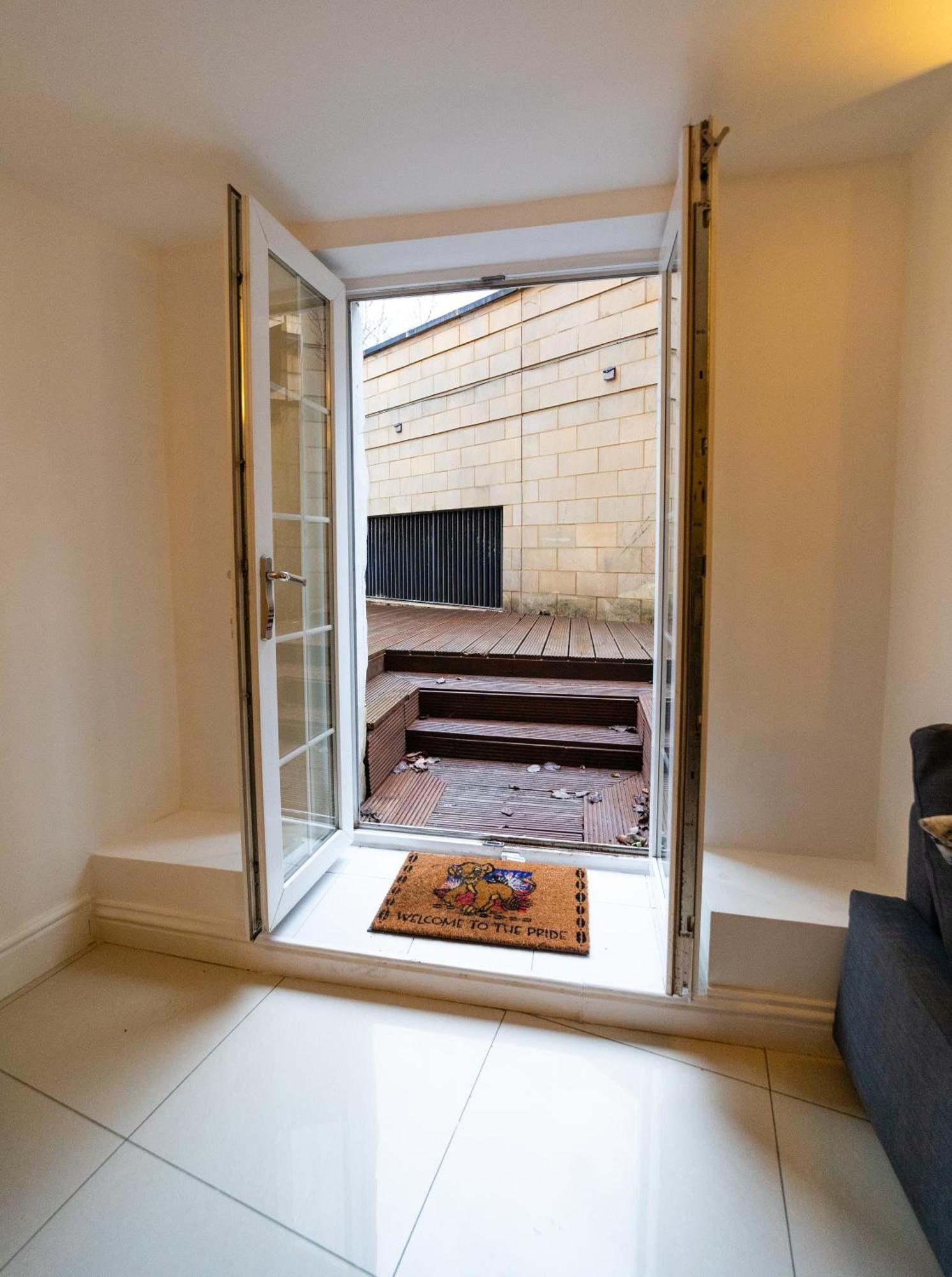 Spacious Flat With Patio & Parking In City Centre Reading Exterior photo
