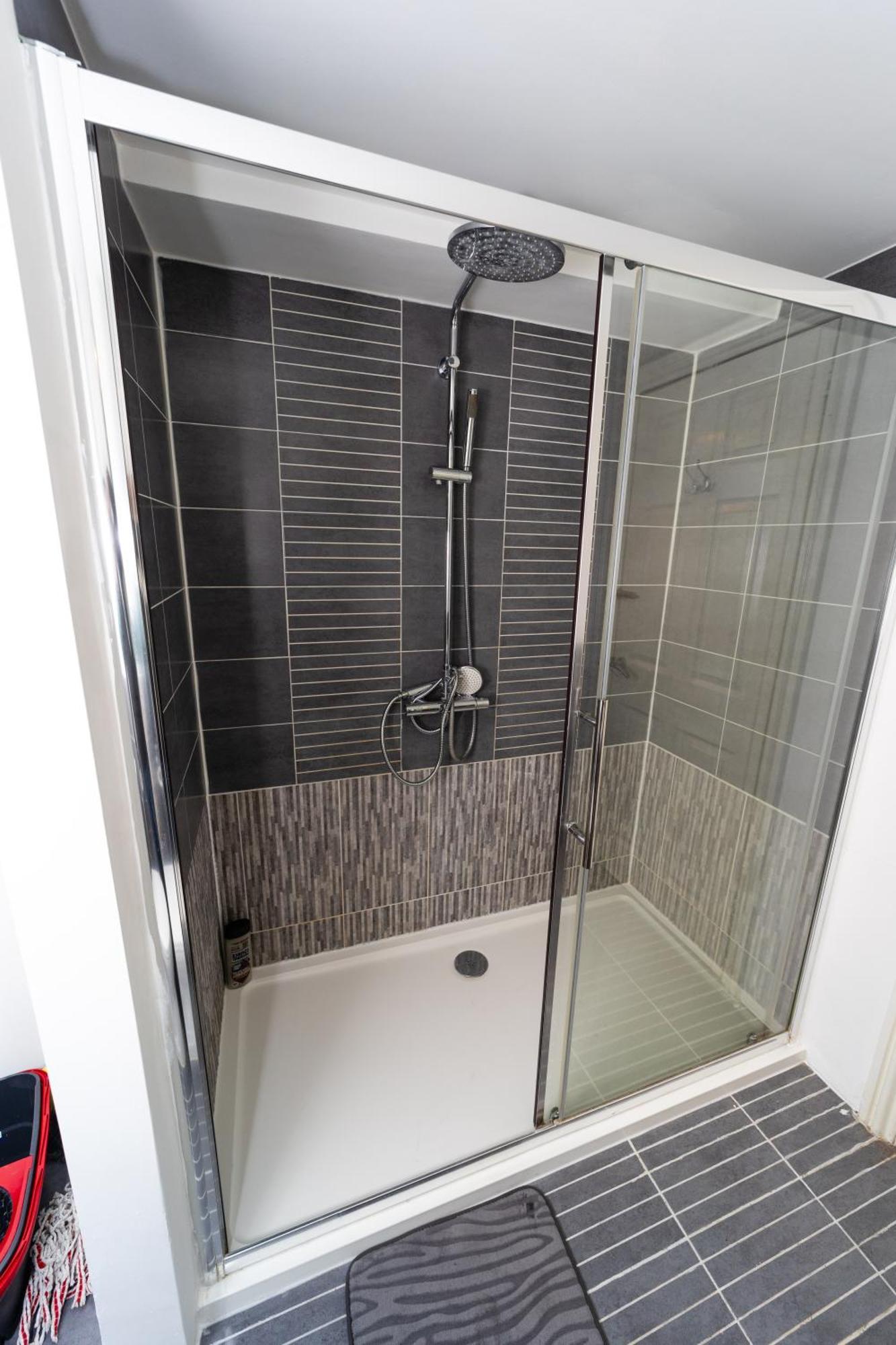 Spacious Flat With Patio & Parking In City Centre Reading Exterior photo